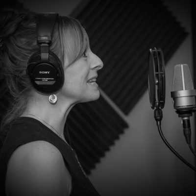 studio-dolly-singing